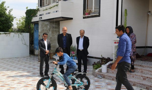 اجابت فوری نامه ی کودک تنگستانی به رییس جمهور در سفر به بوشهر/ عرفان صاحب دوچرخه شد.