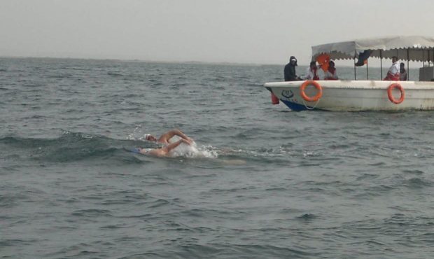 شنای ۱۷ کیلومتری جانبازان قطع عضو کشور در خارگ برگزارشد