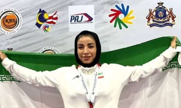 نشان برنز کاراته ناشنوایان جهان بر گردن بانوی مرودشتی نشان برنز کاراته ناشنوایان جهان بر گردن بانوی مرودشتی