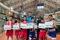 شش نشان رنگارنگ بر گردن بوکسور‌های خردسال فارس
