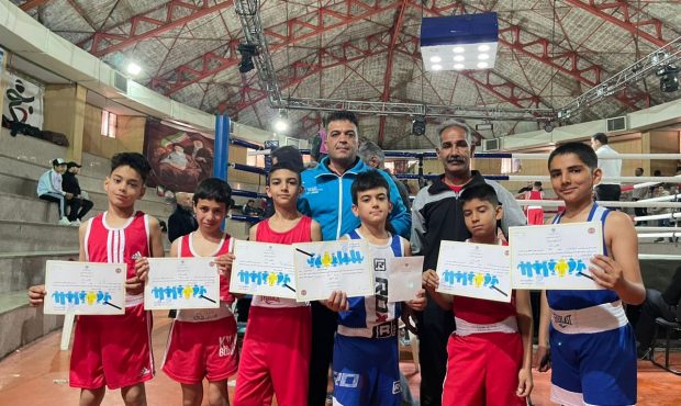 شش نشان رنگارنگ بر گردن بوکسورهای خردسال فارس شش نشان رنگارنگ بر گردن بوکسورهای خردسال فارس