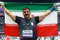 نشان طلای جهانی بر گردن ورزشکار فارسی