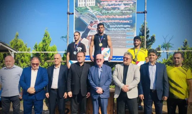 جوان لارستانی قهرمان مسابقات کشتی ساحلی کارگران کشور