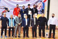 نشان طلای کشتی آزاد بر گردن کشتی گیر لارستانی