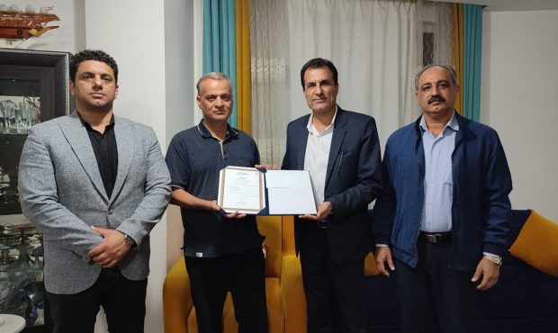 تجلیل سرپرست اداره کل ورزش و جوانان بوشهر از ورزشی نویس پیشکسوت استان